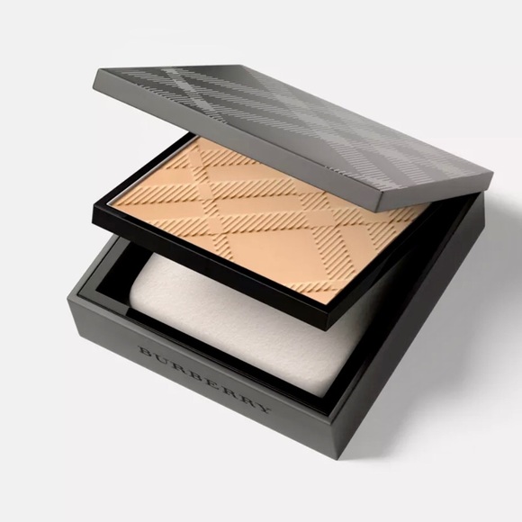 Burberry Other - Burberry Fresh Glow Compact Luminous Foundation